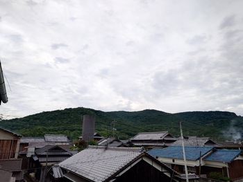 島の朝は曇り空