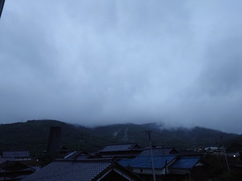 今朝は雨