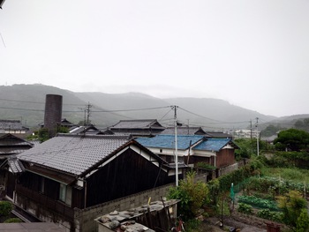 島の朝は雨