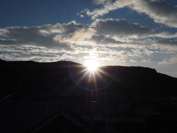 眩しい朝陽
