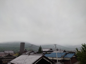 島の朝は曇り空