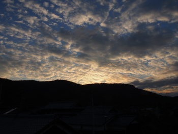 島の朝は曇り