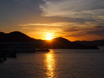 海と夕陽と夕焼け空