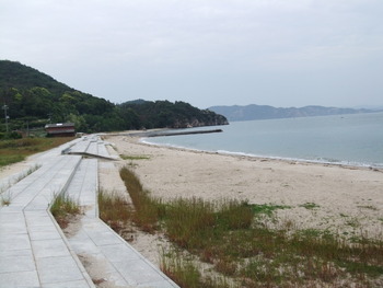 砂浜を散歩