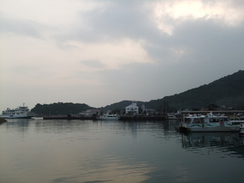 島の朝は早いわ。