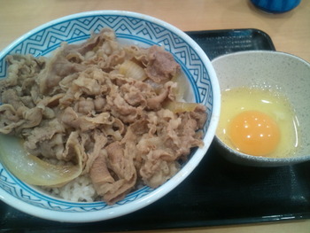 お昼は、ぎゅぅ〜どん