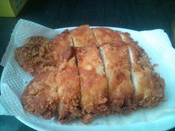 お昼は、チキンカツでびぃ〜る