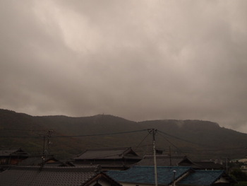 今朝は雨