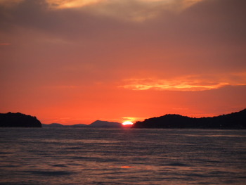 船から見た夕陽