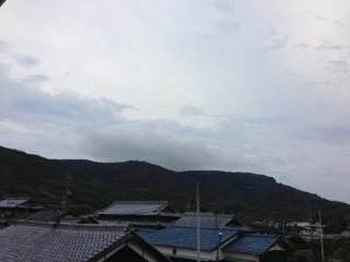 島の朝は、曇り空