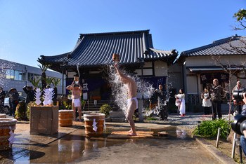 日妙寺の水行