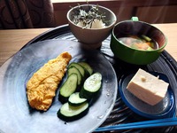 胡瓜のぬか漬けを食べながら