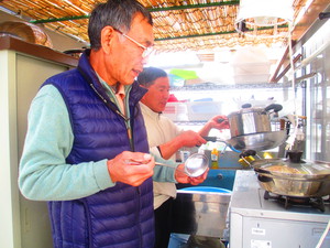 アウトドア―で男性料理教室肉じゃが
