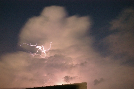 夜空に雷