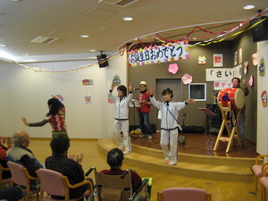 1/8（金）　老健「華」ライブ終了！