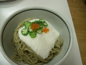 お茶屋さんの抹茶入り茶そばと・・