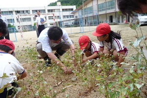 大西市長　上西小学校へ。