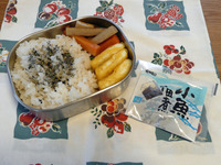 お弁当には小魚佃煮。