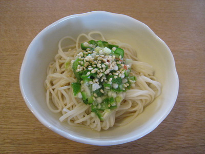 小豆島の手延べ素麺にネバネバ梅オクラをのせて