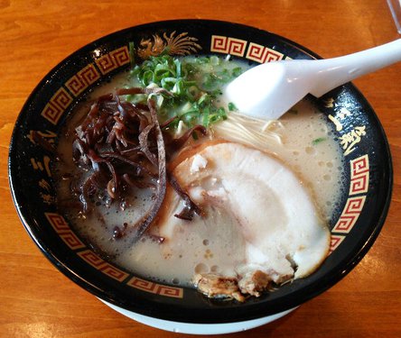 今日の中華そば水曜日　「博多三氣 水城本店」