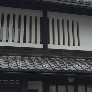京町屋　籠窓（むしこまど）と鍾馗（しょうき）さん