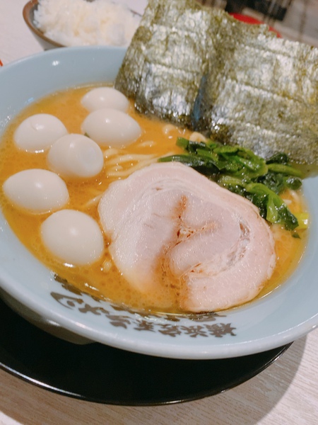 今日のお昼は家系ラーメン！