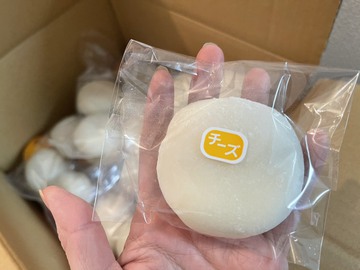 チーズ入りお餅を半分こ
