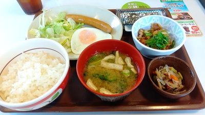 すき家の牛小鉢ソーセージエッグ朝食(ご飯ミニで490円)