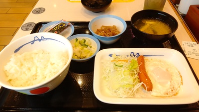 松屋の450円ソーセージエッグ朝食