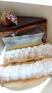 美栄堂のくるりんパイとチョコレートケーキ