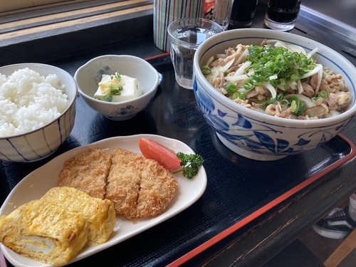 人気のかしわぶっかけとカレーうどん