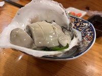 牡蠣を食べる